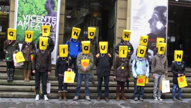 que no nos liquiden flash mob frente al Koldo Mitxelena en Donostia