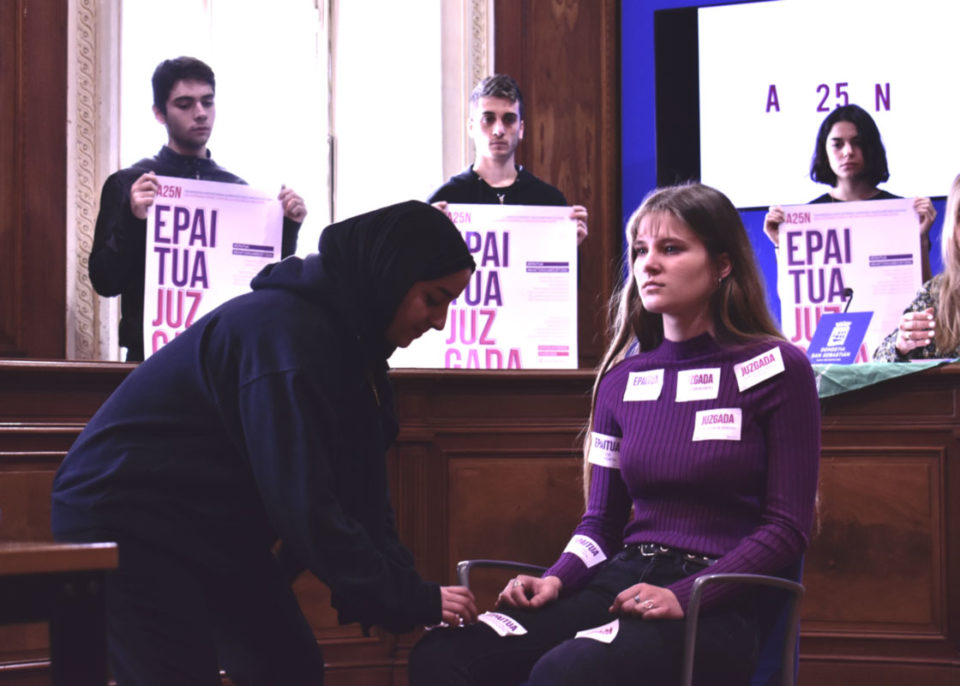 JUZGADA: Flashmob durante rueda de prensa de la campaña contra la violencia de género diseñada en el Ciclo Formativo Grado Superior Usandizaga Diseño