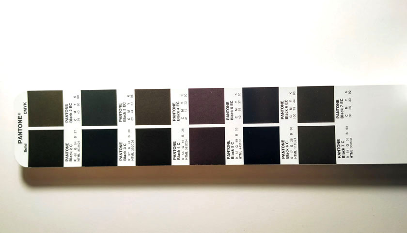 Pantonario con las opciones de negro Pantone coated