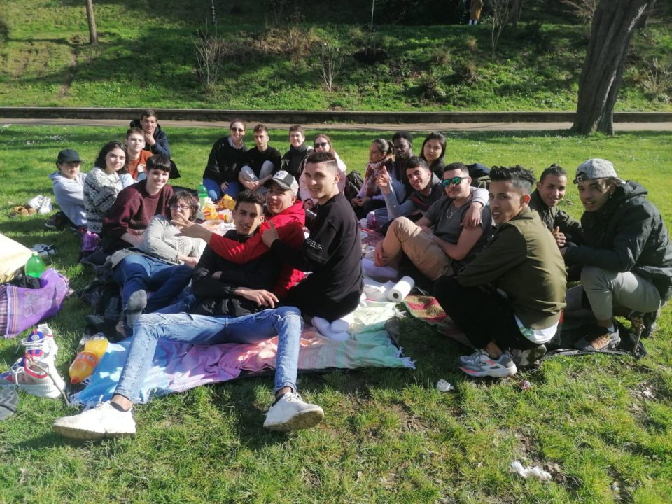 Fotografía del pic nic en Cristina Enea encuentro de jóvenes para conocerse y conocer las diferentes situaciones