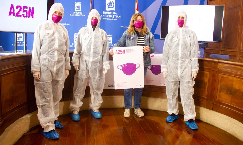 Estudiantes de Diseño y la concejal de Igualdad Duñike Agirrezabalaga en la sala de prensa del Ayuntamiento de Donostia