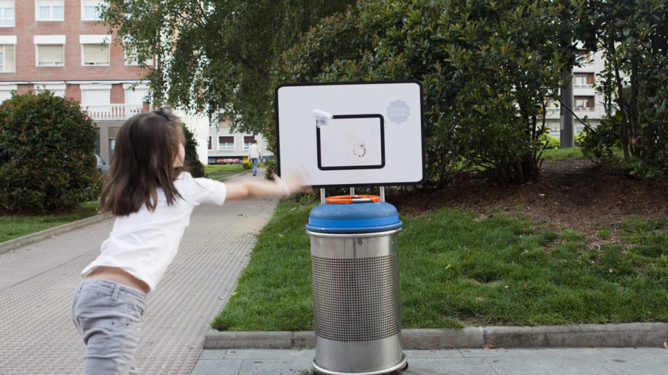 Freskue getxo 2014 European City of sport niña haciendo canasta en una papelera