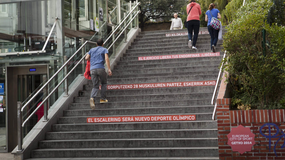 Freskue getxo 2014 European City of sport rótulos en escalera