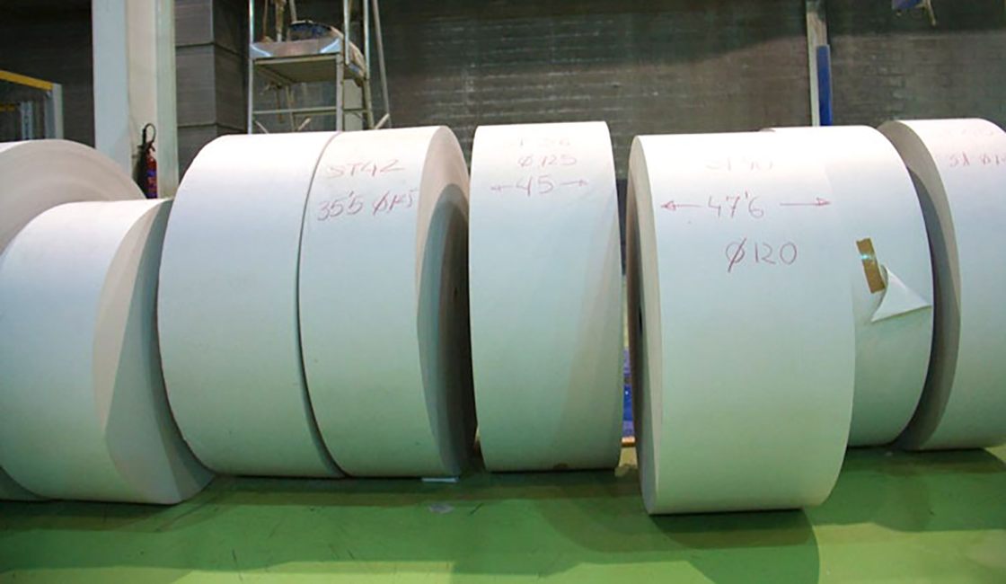 Rollos de papel cortados tras el proceso de fabricación