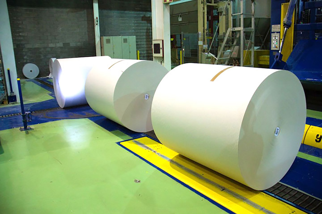 Bobinas de papel saliendo de fábrica