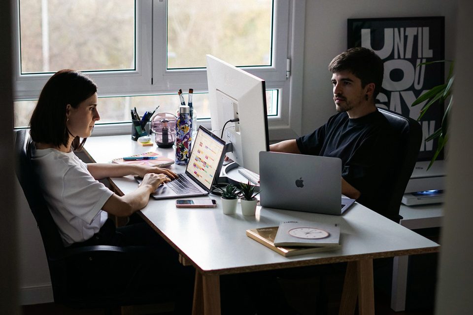 biga diseinua estudioan lanean