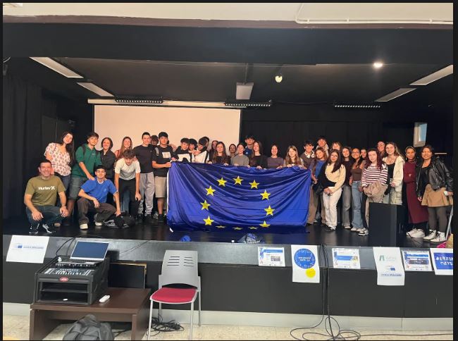 1. batxilergoko ikasle talde bat Erasmus Days ospatzen.