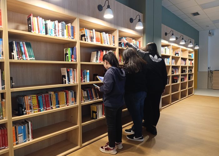 Liburutegiko bisita taldea apaletara begira