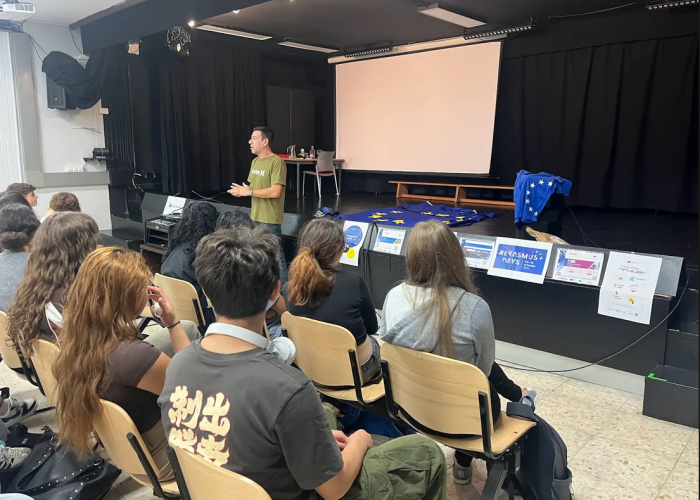 Hizlaria (Jorge) hainbat ikaslekin areto nagusian.